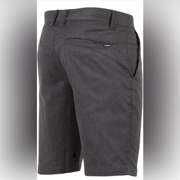 NWOT Volcom Men's Black Modern Fit Flat Front Chino Shorts Size 34 - Picture 1 of 16